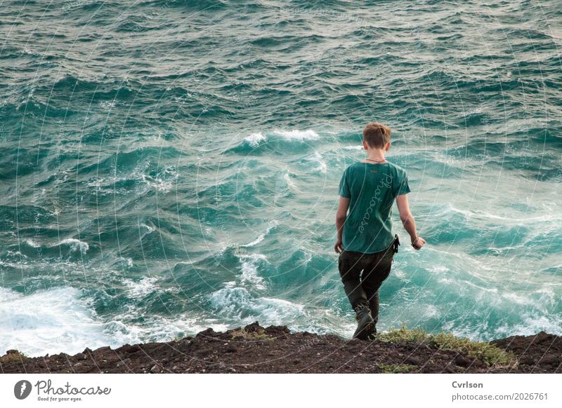 Eins mit dem Meer Wellen maskulin Junger Mann Jugendliche 1 Mensch 18-30 Jahre Erwachsene Wasser Felsen Seeufer T-Shirt blond kurzhaarig gehen laufen