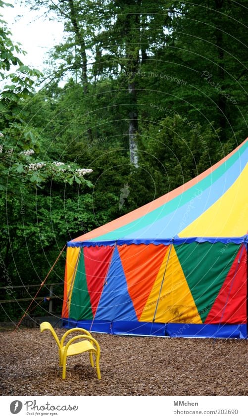 nur dabei statt mittendrin Freizeit & Hobby Puppentheater Zirkus Show Sommer Wald Zirkuszelt mehrfarbig Bank Farbfoto Außenaufnahme Menschenleer Tag Zelt gelb