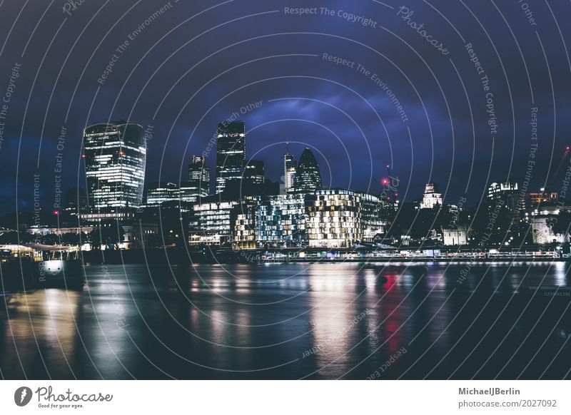 London Nachtansicht Flussufer Themse Großbritannien England Hauptstadt Stadtzentrum Menschenleer Hochhaus Bankgebäude Architektur groß ästhetisch Reichtum