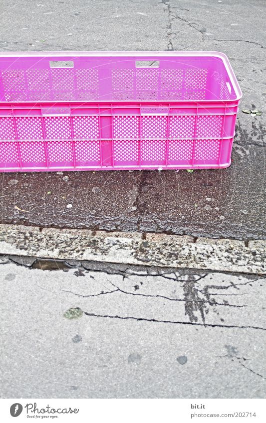 400 IN DER BOX Verpackung Kasten Beton trashig grau rosa Kiste Behälter u. Gefäße Straße Straßenbelag Bürgersteig Asphalt ausdruckslos Ordnung Ordnungsliebe