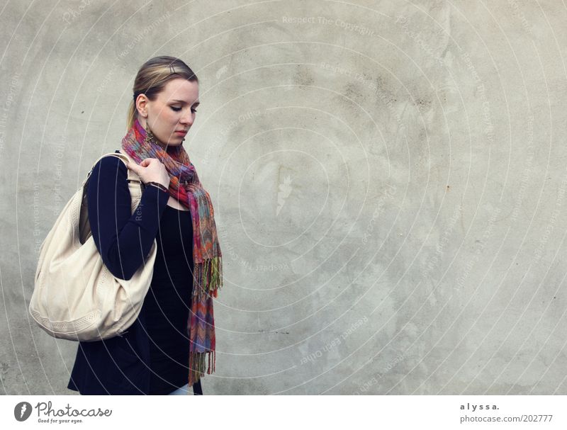 Tagtraum. Mensch feminin Junge Frau Jugendliche 1 18-30 Jahre Erwachsene Fassade Mode Bekleidung Tasche Schal Beton Traurigkeit Sehnsucht Einsamkeit träumen