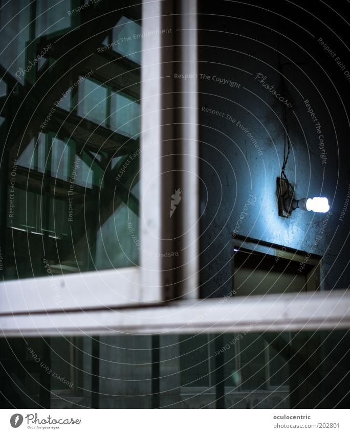 Männerklo China Xi'an Haus Architektur Treppe dreckig kalt trist blau schwarz Lampe ruhig Durchblick Fenster Tür Farbfoto Außenaufnahme Experiment Menschenleer