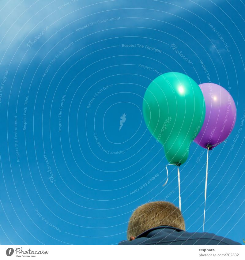 Flugversuch gescheitert Freiheit Sommer Mann Erwachsene Luft Wetter Luftballon frisch blau Farbfoto mehrfarbig Kontrast Froschperspektive Blauer Himmel Schweben