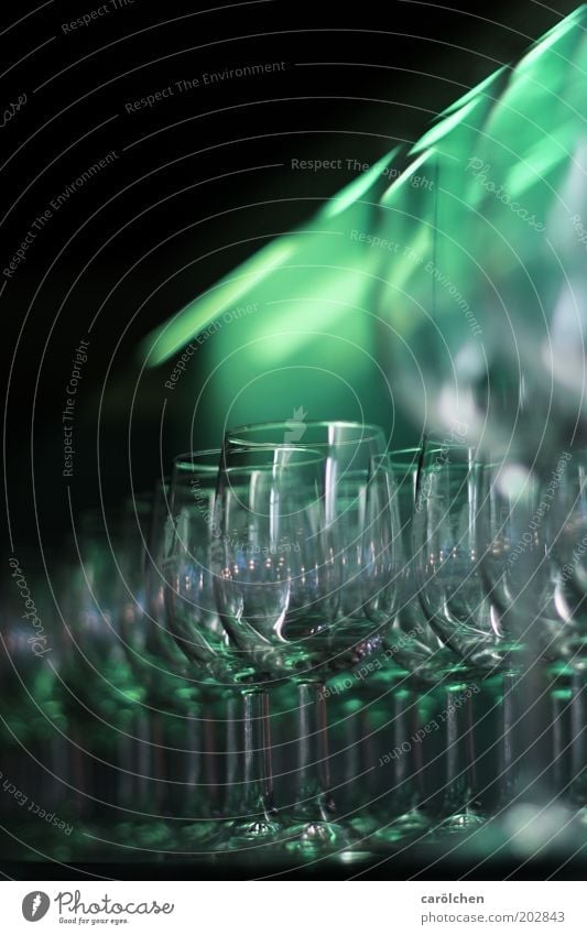 Gläser n II Glas grau grün Weinglas Farbfoto Innenaufnahme Menschenleer Kunstlicht Reihe aufgereiht Sauberkeit unbenutzt glänzend