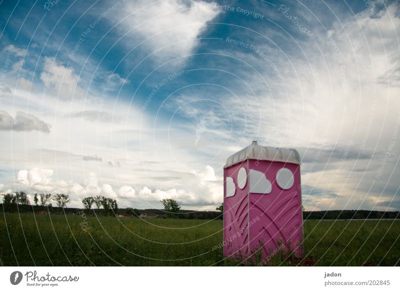 es gibt orte Wolken Feld Kunststoff eckig rosa Reinlichkeit Sauberkeit Toilette Außenaufnahme Menschenleer Textfreiraum oben Miettoilette Umweltschutz