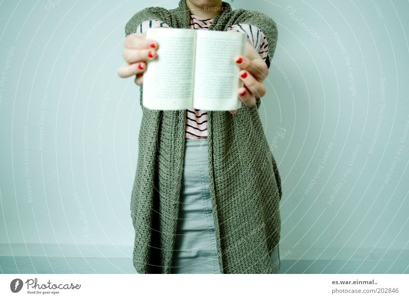 hier stehts doch! Frau Erwachsene 1 Mensch zeigen Buch Hand lesen klug offen Wissen Literatur informieren Leseratte Schule Student Studium Bildung Farbfoto