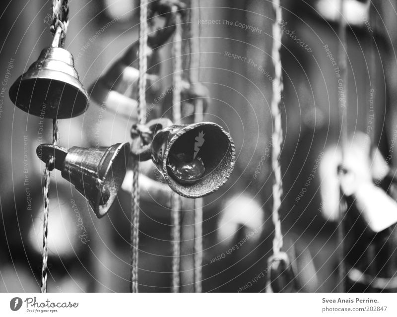 vergangene tage. Spielzeug Metall Schnur hängen Glocke Klingel Windspiel Unschärfe Schwarzweißfoto Menschenleer Glockenspiel Tag
