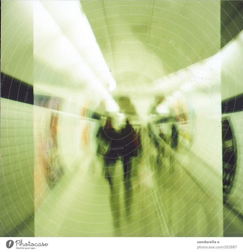 tube Mensch U-Bahn Gedeckte Farben Innenaufnahme Experiment Lomografie Kunstlicht Bewegungsunschärfe Zentralperspektive U-Bahnstation London Underground Tunnel
