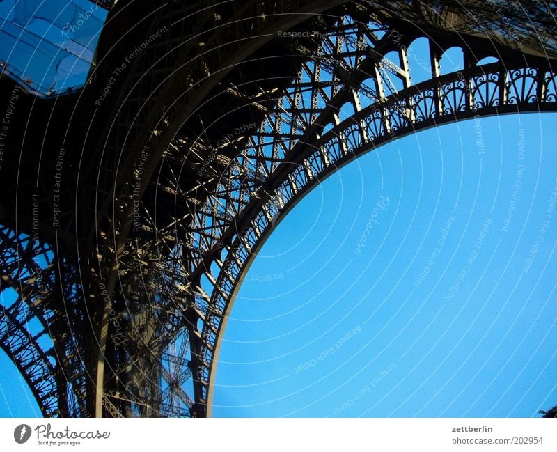 Eisenturm Frankreich Paris Sommer Tour d'Eiffel Bogen Stahl Konstruktion Hochbau genietet Fundament Strebe Verstrebung Wahrzeichen Ferien & Urlaub & Reisen