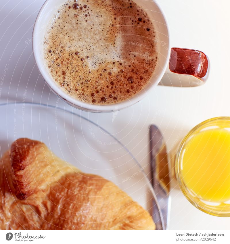 Kaffee, Croissant, Saft Lebensmittel Orange Teigwaren Backwaren Ernährung Frühstück Getränk Heißgetränk Teller Tasse Glas Messer Flüssigkeit Freundlichkeit