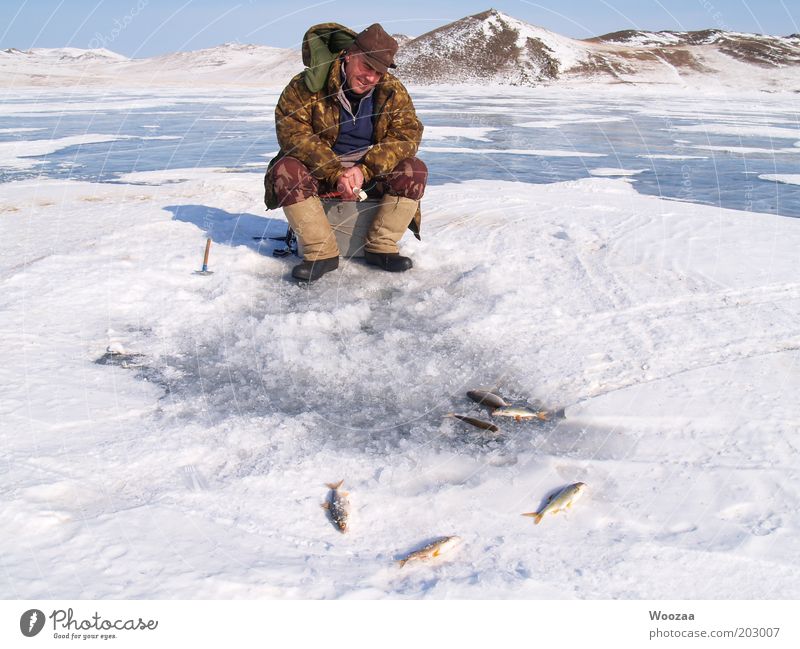 EIS FISCHEN BAIKAL Angeln Abenteuer maskulin Mann Erwachsene 30-45 Jahre See Baikalsee Jacke Fisch beobachten fangen hocken Jagd sitzen warten authentisch Glück