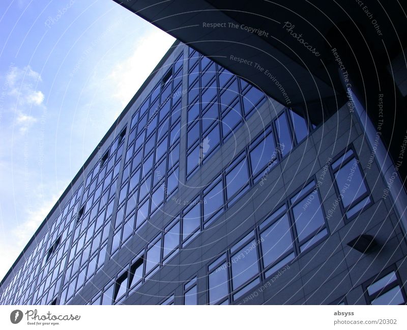 Blick Winkel Gebäude Stuttgart Fenster Architektur modern Himmel blau Sonne Schönes Wetter Glas reflektion