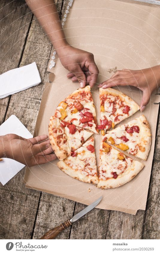 eating pizza Fastfood Fingerfood Italienische Küche Lifestyle Freude Sommer Mensch Frau Erwachsene 3 Park genießen Gerechtigkeit gleich Pizza Salami Mozzarella