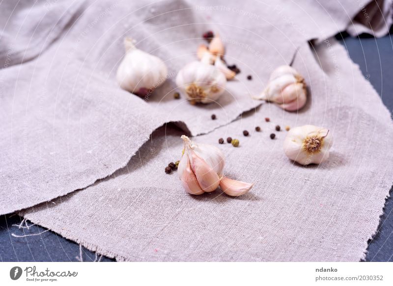 Weißer Knoblauch auf einer grauen Textilserviette Gemüse Kräuter & Gewürze Stoff Essen frisch natürlich weiß duftig Serviette Koch Zutaten Hintergrund