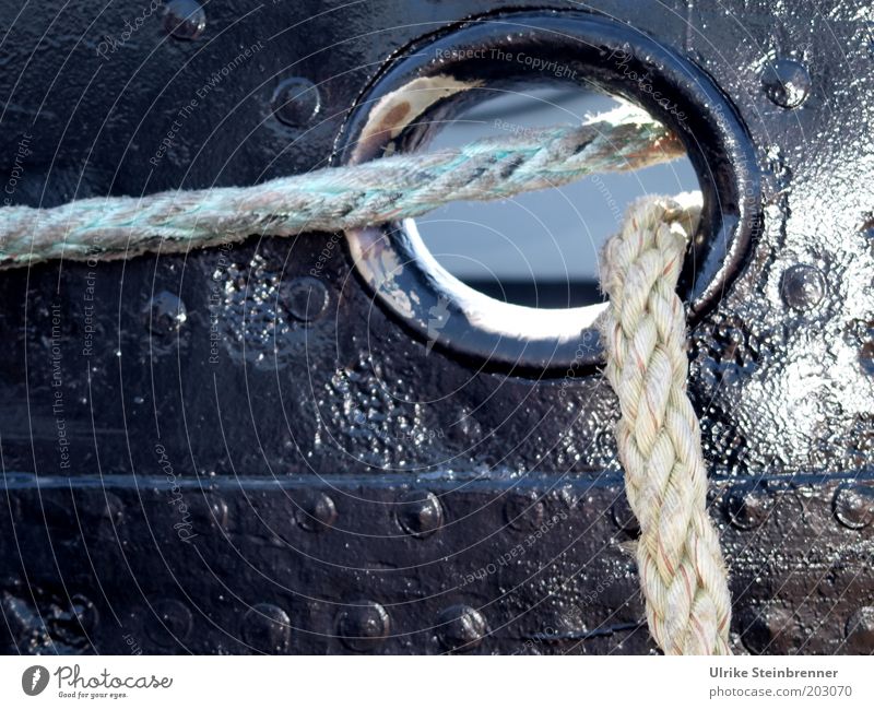 Taue laufen durch Öffnung in der Schiffswand Seil Loch Wasserfahrzeug Reling Bordwand schwarz geflochten Schnur Niete Trosse Schlepper Lack Rostschutzfarbe