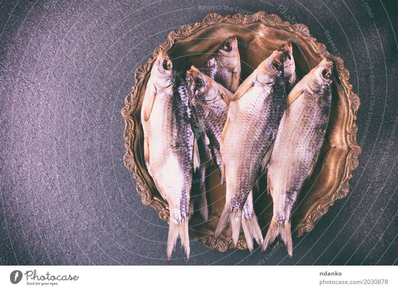 Salzfische in Schuppen gerammt Fisch Ernährung Teller Seil Essen retro schwarz gesalzen trocknen Karpfen Schafsbock Lebensmittel Hintergrund Rotauge essbar