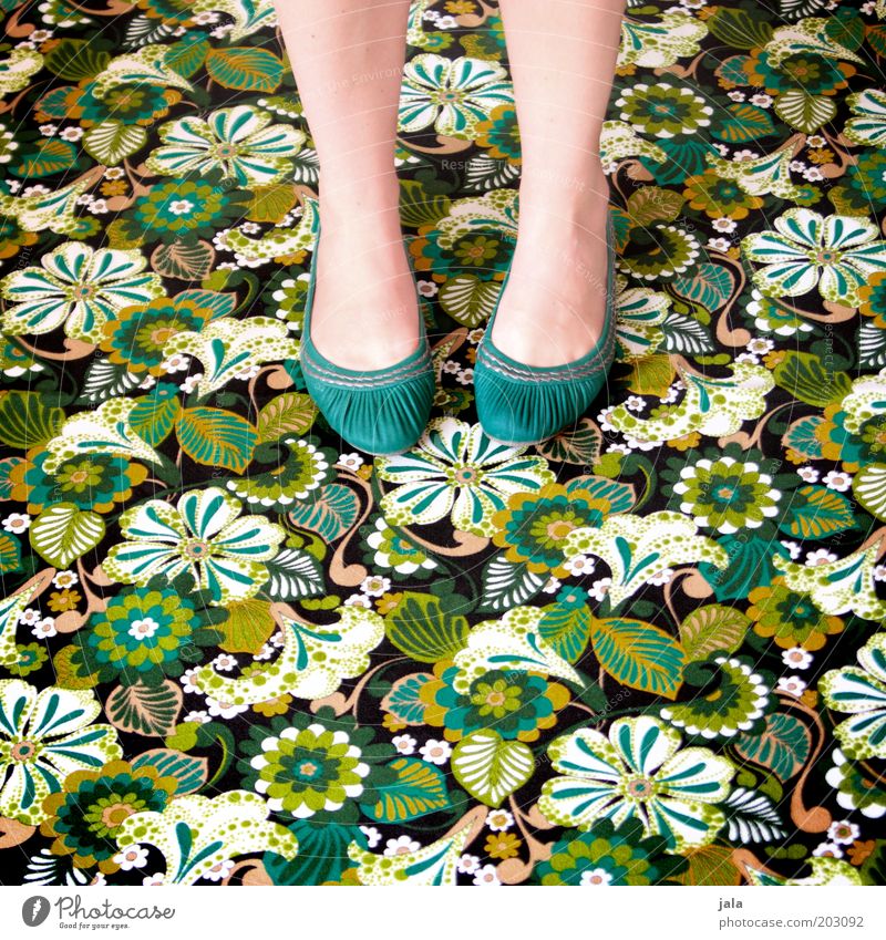 candyflip-walk feminin Beine Fuß Schuhe Teppich Blumenmuster retro trashig verrückt wild mehrfarbig grün Farbfoto Innenaufnahme Tag türkis Frau Bodenbelag