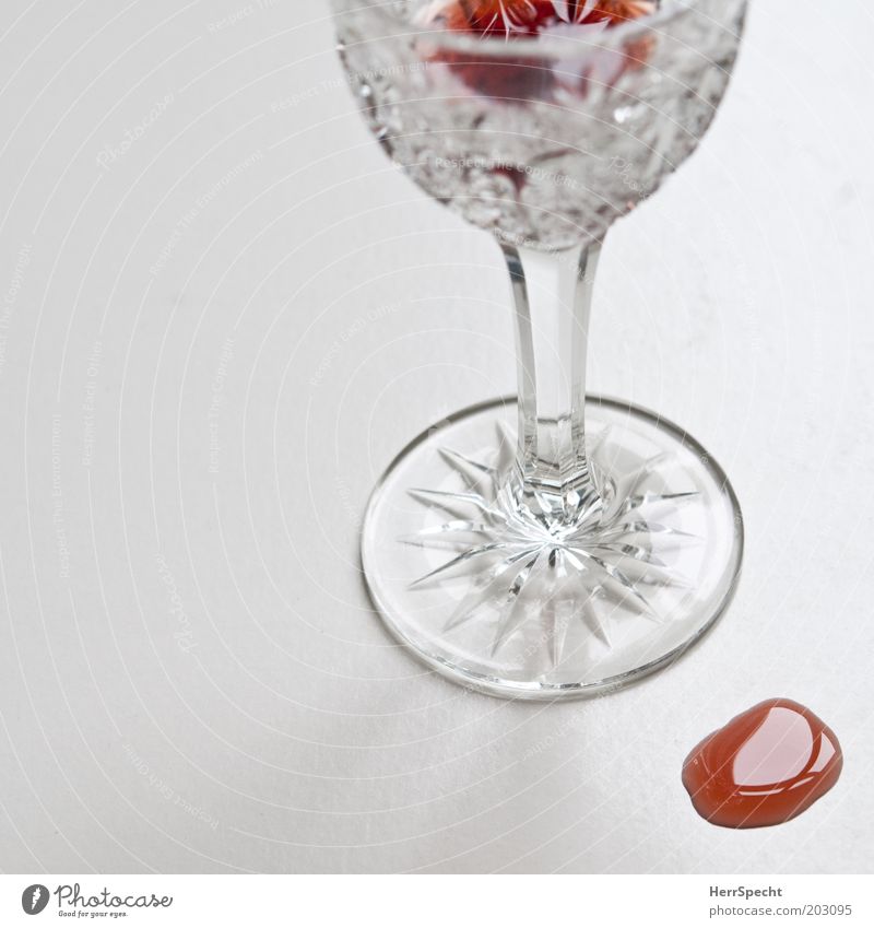 Wer Sorgen hat, hat auch Likör Getränk Alkohol Likörglas Glas rot weiß geschliffen verschütten Rest Bleikristall Farbfoto Innenaufnahme Nahaufnahme