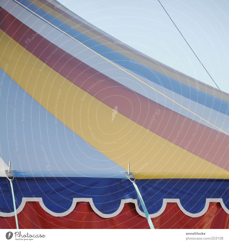 So ein Zirkus! Zeltplane Streifen mehrfarbig gestreift Muster abstrakt Zirkuszelt Seil Kontrast Farbfoto Detailaufnahme Tag Kindheit Dach Menschenleer