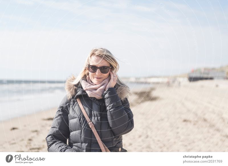Herbsttag am Strand Erholung Ferien & Urlaub & Reisen Meer Wellen feminin Junge Frau Jugendliche Erwachsene 1 Mensch 30-45 Jahre Schönes Wetter Küste Nordsee