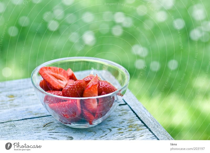 frisch aufgetischt Lebensmittel Frucht Erdbeeren Ernährung Vegetarische Ernährung Schalen & Schüsseln authentisch Gesundheit lecker grün rot Glasschale