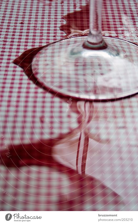 Vin Rouge Lebensmittel Getränk Wein Glas Alkohol Restaurant Feste & Feiern dreckig Flüssigkeit rot weiß Nervosität Alkoholsucht Missgeschick Rotwein verschütten