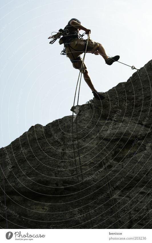 Climbing Mann Mensch maskulin Klettern Felsen Bergsteiger abseilen Seil Berge u. Gebirge Stein Abstieg Sport Extremsport Gurt Sicherheit gefährlich Risiko