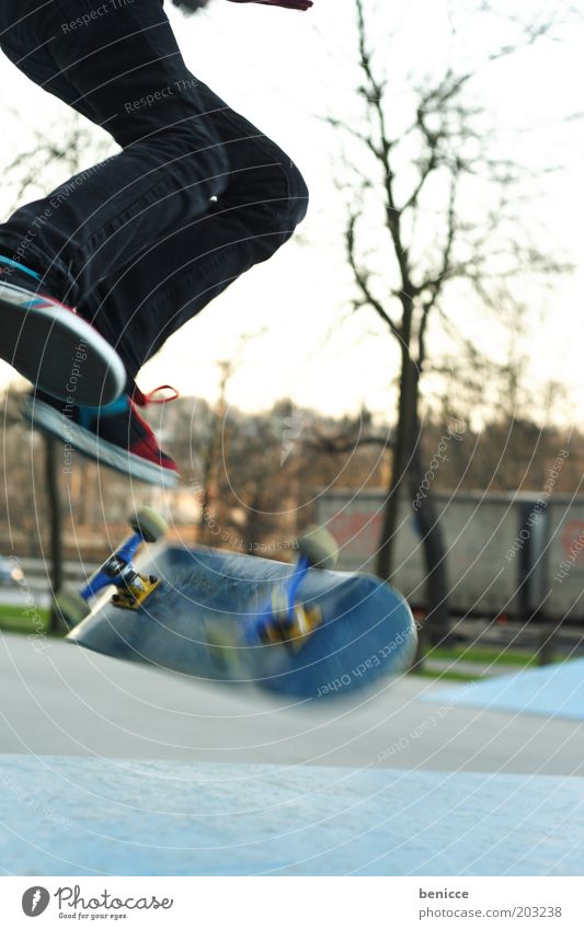 Skate Skateboarding Jugendliche Mensch springen Bewegung Park Natur Aktion Extremsport Coolness Fuß Beine gefährlich Risiko kunststück Sport-Training sportlich