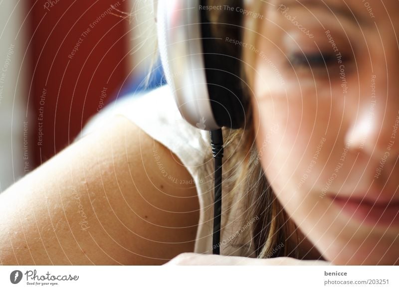 relax Musik hören Kopfhörer Erholung Zufriedenheit weiß hell liegen Europäer Porträt heimelig stereo Auge brünett Jugendliche Nahaufnahme Unschärfe Junge Frau