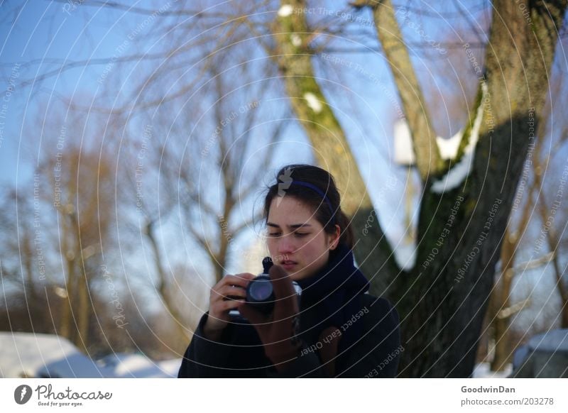 " hab's gleich " Mensch feminin Junge Frau Jugendliche Natur Schnee wählen gebrauchen warten kalt Interesse Farbfoto Außenaufnahme Tag Schatten