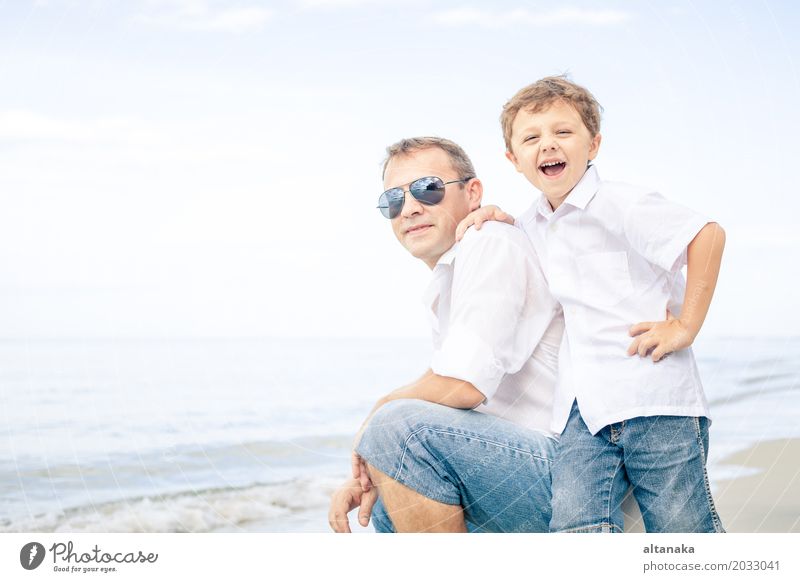 Vater und Sohn, die auf dem Strand spielen Lifestyle Freude Leben Erholung Freizeit & Hobby Spielen Ferien & Urlaub & Reisen Ausflug Freiheit Sommer Sonne Meer