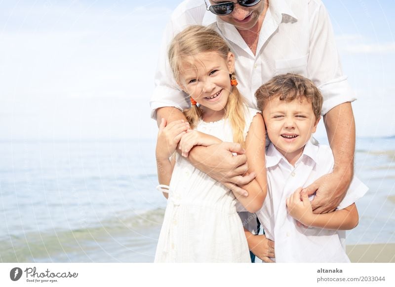 Vater und Kinder spielen am Strand in der Tageszeit. Konzept der freundlichen Familie. Lifestyle Freude Leben Erholung Freizeit & Hobby Spielen