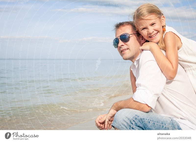 Vater und Tochter Lifestyle Freude Leben Erholung Freizeit & Hobby Spielen Ferien & Urlaub & Reisen Ausflug Abenteuer Freiheit Sommer Sonne Strand Meer Kind