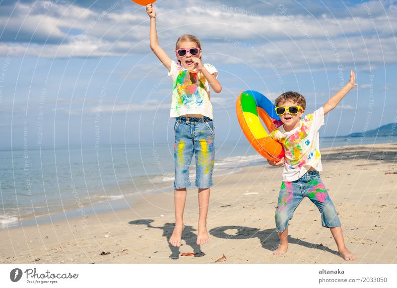 Glückliche Kinder spielen am Strand Lifestyle Freude schön Erholung Freizeit & Hobby Spielen Ferien & Urlaub & Reisen Abenteuer Freiheit Sommer Sonne Meer Sport