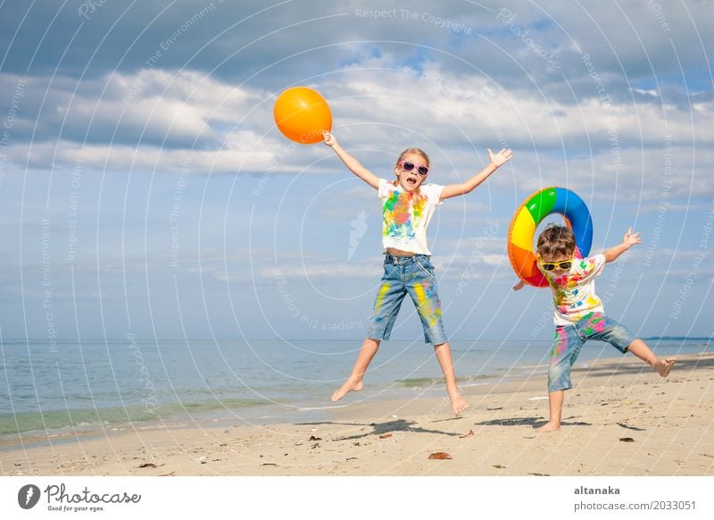 Glückliche Kinder spielen am Strand Lifestyle Freude schön Erholung Freizeit & Hobby Spielen Ferien & Urlaub & Reisen Abenteuer Freiheit Sommer Sonne Meer Sport