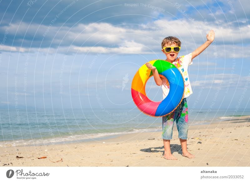 Kleiner Junge mit Gummiring Lifestyle Freude Glück Erholung Freizeit & Hobby Spielen Ferien & Urlaub & Reisen Ausflug Abenteuer Freiheit Sommer Sonne Strand