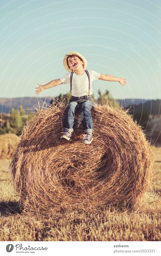 Kind, das auf dem Weizengebiet spielt. Lifestyle Kinderspiel Ferien & Urlaub & Reisen Sommer Mensch Junge Körper 1 3-8 Jahre Kindheit Natur Landschaft Feld