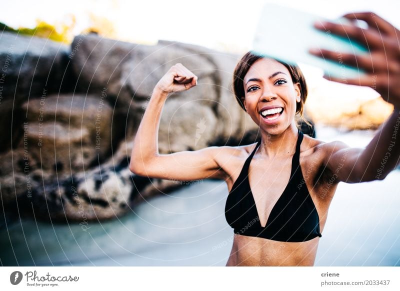 Afrikanerin, die selfie mit intelligentem Telefon nimmt Lifestyle Freude Körper sportlich Fitness Leben Strand Meer Sport Sport-Training Erfolg PDA