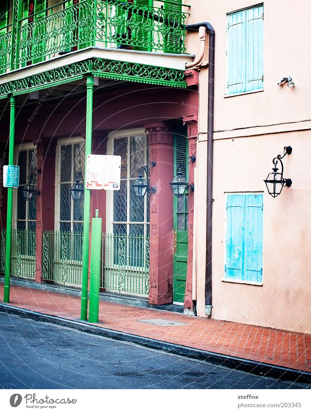 FQ french quarter Stadtzentrum Altstadt Haus Fassade Balkon Fenster Tür ästhetisch authentisch historisch Kitsch Farbfoto mehrfarbig Außenaufnahme New Orleans