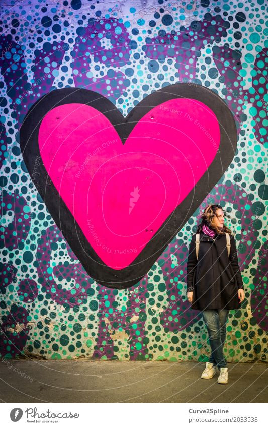 We need more LOVE Städtereise Mensch feminin Frau Erwachsene 1 30-45 Jahre Kreativität Liebe Herz rosa Straßenkunst Graffiti Grafik u. Illustration gepunktet