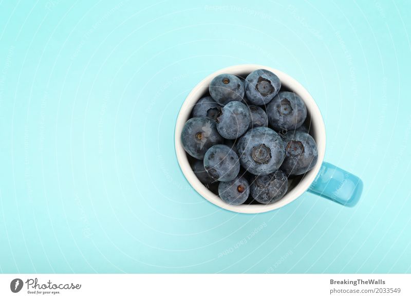 Blaubeeren in einer blauen Schale, Draufsicht Lebensmittel Frucht Diät Becher Gesunde Ernährung Blauer Hintergrund Vogelperspektive frisch Beeren Portion