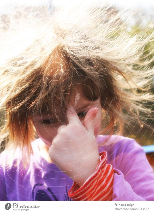 Spinnst Du – SPINNE Erwachsenenbildung Kindergarten Schere Bürste Mensch Kleinkind Mädchen Kopf Haare & Frisuren Hand Finger 1 3-8 Jahre Kindheit Sonne