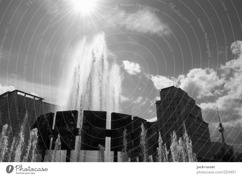 Der Himmel schaut zu Sightseeing Wolken Schönes Wetter Friedrichshain Hauptstadt Stadtzentrum Sehenswürdigkeit Berliner Fernsehturm Wasserfontäne DDR