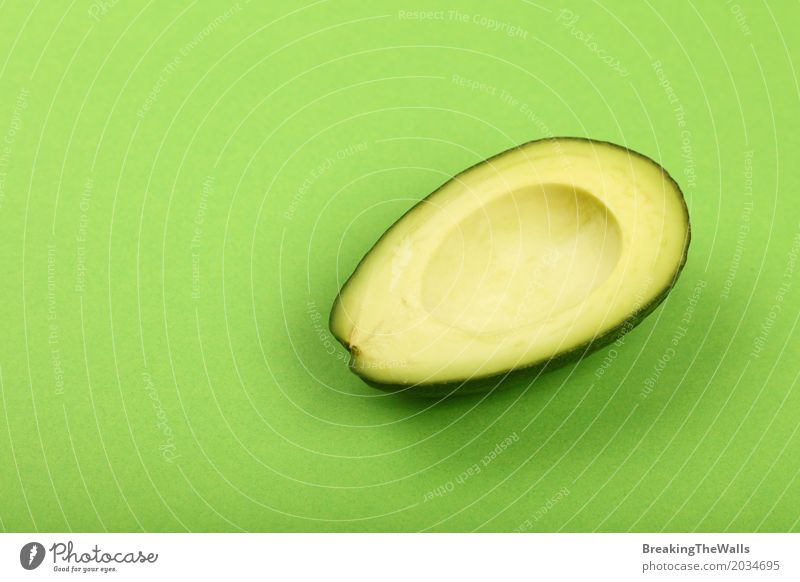 Frische Avocado halb auf Grünbuchhintergrund Gemüse Ernährung Vegetarische Ernährung Papier frisch natürlich grün Farbe Hälfte Hintergrund Top Aussicht