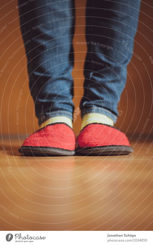 Eine Betrachtung roter Filzschlappen V Beine Jeanshose Boden CMYK Detailaufnahme Bodenbelag Fuß Farbton Gast Hausschuhe Laminat Schlappen Schuhe Strümpfe blau