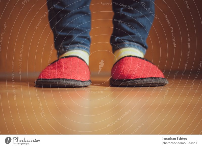 Eine Betrachtung roter Filzschlappen IV Beine Jeanshose Boden Bodenbelag CMYK Detailaufnahme Fuß Farbton Gast Hausschuhe Jeansstoff Laminat Schlappen Schuhe