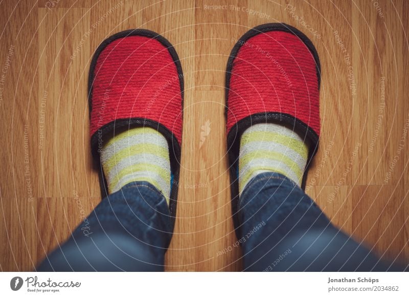 Eine Betrachtung roter Filzschlappen I Wärme Strümpfe Schuhe Hausschuhe unten blau braun gelb CMYK Bodenbelag Laminat Schlappen Beine Jeanshose Fuß