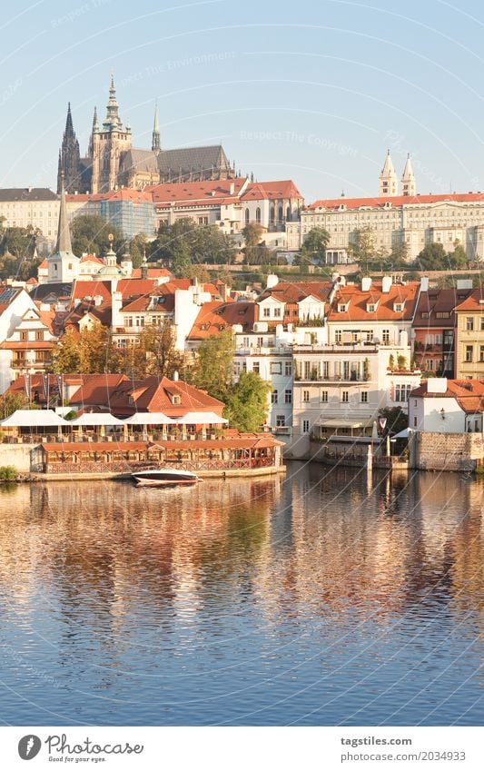 PRAG - MOLDAU Prag Moldau Dämmerung blau Ferien & Urlaub & Reisen Reisefotografie Karlsbrücke Brücke Tschechien Nacht Beleuchtung Stadt Europa Fluss Wasser