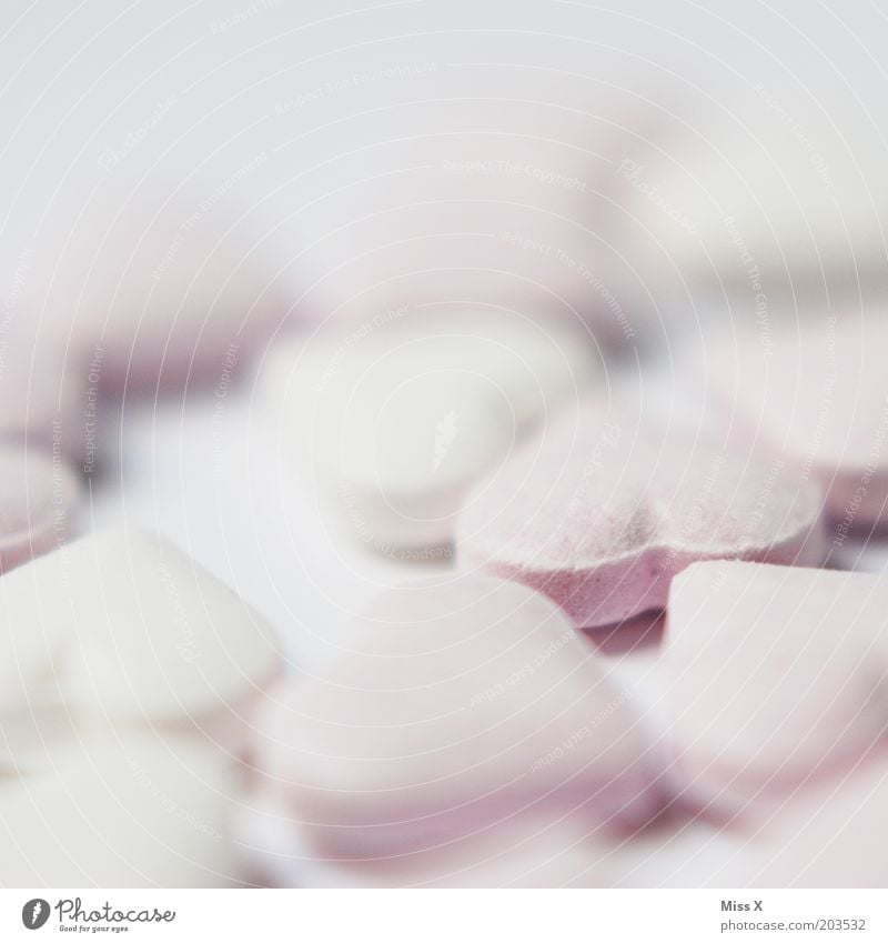 Herzig Lebensmittel Süßwaren Ernährung Kitsch klein süß rosa Verliebtheit Romantik Glück herzförmig Zucker Bonbon Farbfoto Gedeckte Farben Studioaufnahme