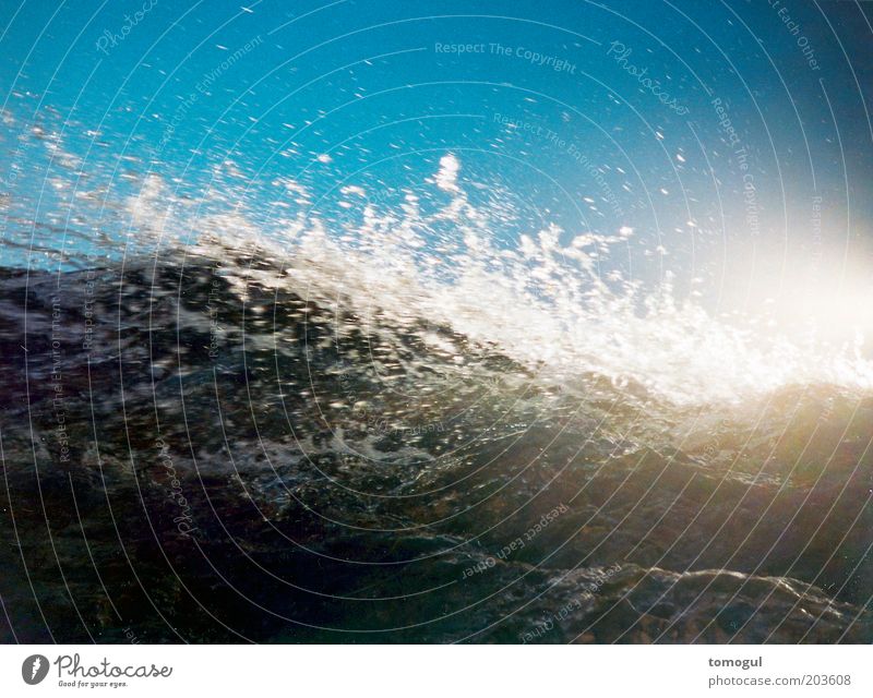 Grobwaschgang Meer Wellen Wasser bedrohlich gigantisch hoch kalt wild blau weiß Angst Bewegung Natur Farbfoto Außenaufnahme Lomografie Menschenleer